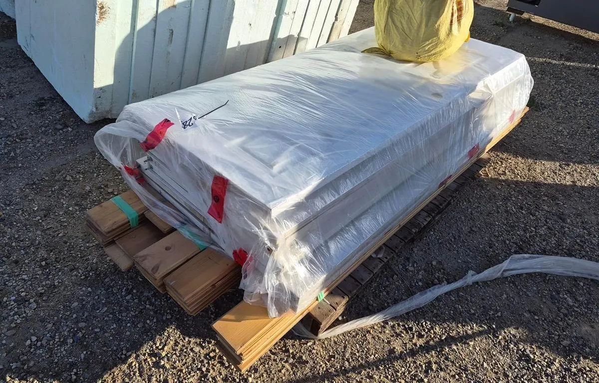 Pallet w/ Interior Door, Closet Doors & Pinewood
UNRESERVED