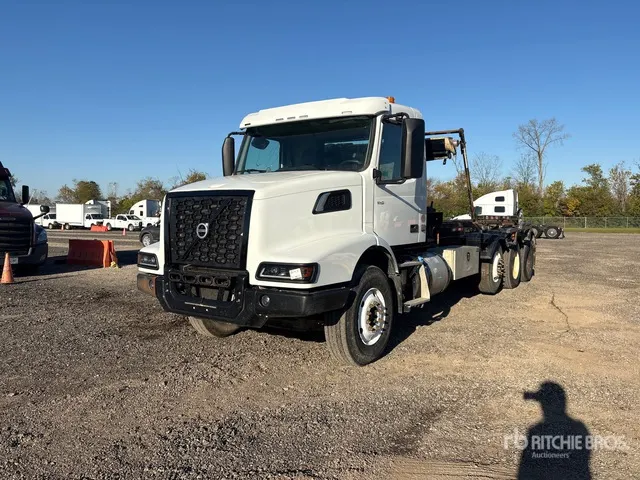 2024 Volvo VHD 8x4 Roll-Off Truck