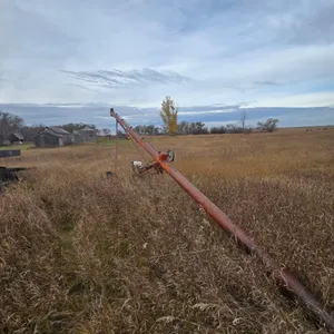 Sakundiak 37ft Grain Auger, Motor doesn't turnover, Located offsite by Tessier, SK