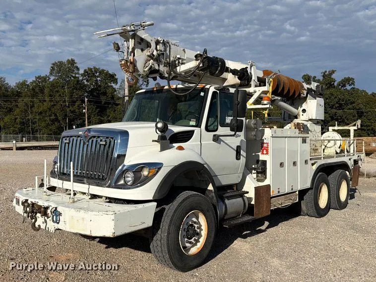 2011 International Workstar 7600 digger derrick truck