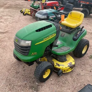200 John Deere L110 Riding Lawn Mower