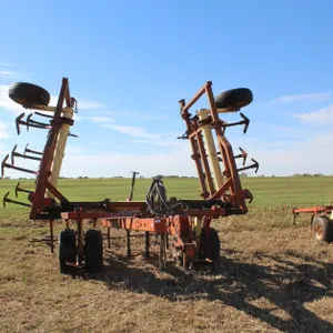 Krause 32' Chisel w/ Sweeps & Pickers