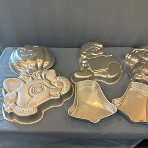 Character cakes