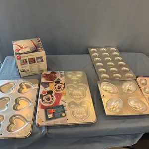 Cake pans, cookie pans