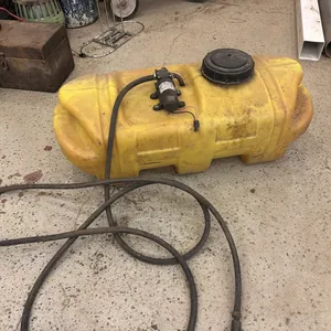 Sprayer tank with pump