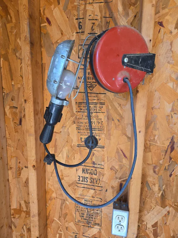 Craftsman brand retractable drop light