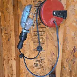 Craftsman brand retractable drop light