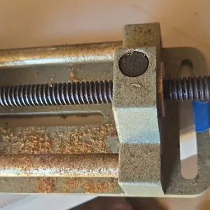 Tabletop drill vise