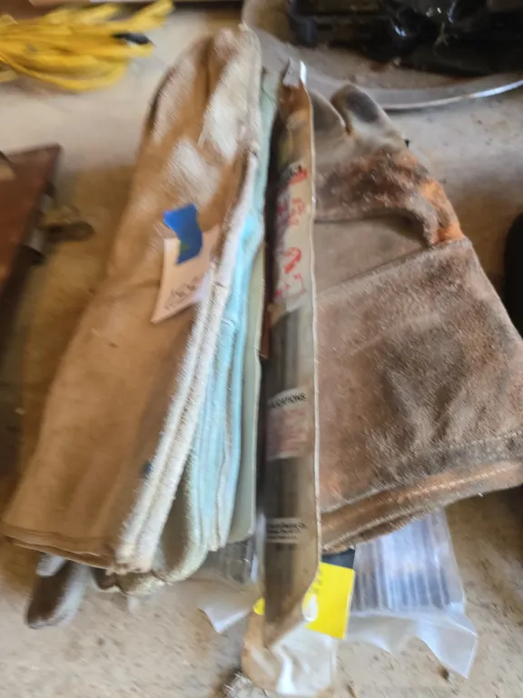 Leather welding gloves