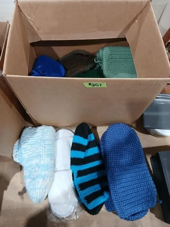 Box assorted Knitted slippers