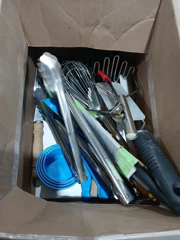 Utensil bundle. Spoons, Tongs, Knife, Flipper,