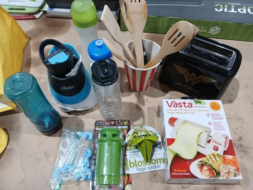 Kitchen bundle. Toaster, Oster personal blender,