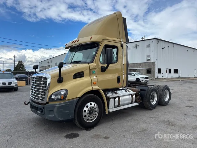 2016 Freightliner Cascadia 113 6x4 T/A Day Cab Truck Tractor