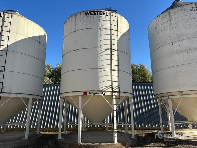 Westeel +/- 3500 bu 4 Ring Smooth Wall Hopper Grain Bin