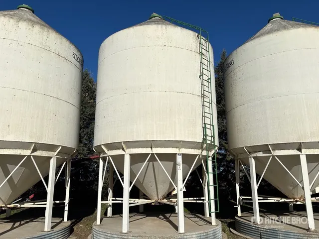 Stor-King +/- 2500 bu 3 Ring Smooth Wall Hopper Grain Bin