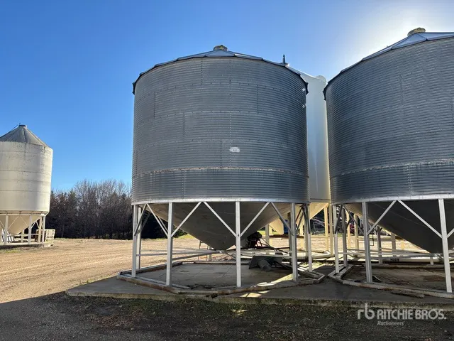 Westeel Roscoe +/- 3700 bu 5 Ring Hopper Grain Bin