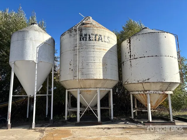 Metals +/- 1800 bu Smooth Wall Hopper Grain Bin