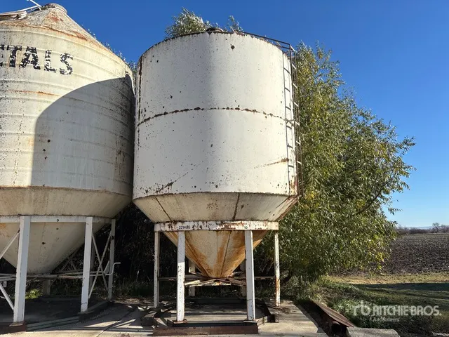 Metals +/- 1200 bu 2 Ring Smooth Wall Hopper Grain Bin