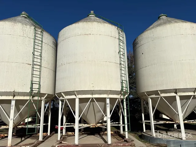 Stor-King +/- 2500 bu 3 Ring Smooth Wall Hopper Grain Bin