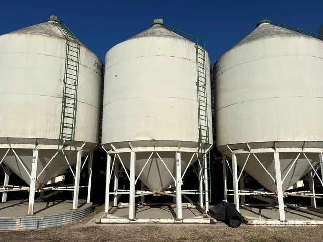 Stor-King +/- 2500 bu 3 Ring Smooth Wall Hopper Grain Bin