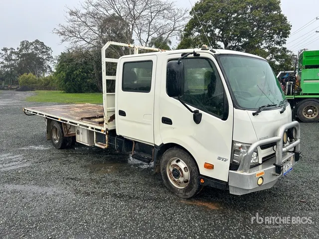 2017 Hino 300 Series 4x2 Dual Cab Flatbed Truck