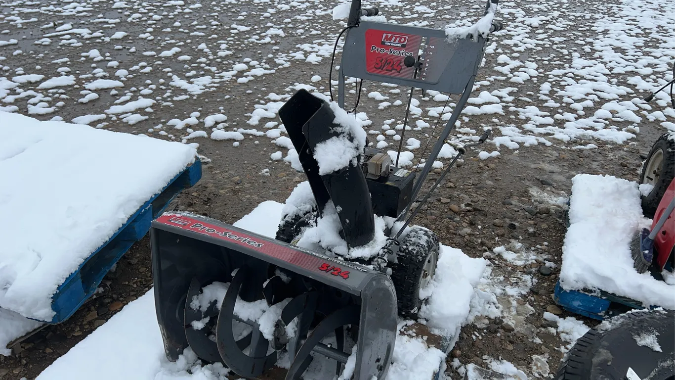 MTD 5HP Gas Snowblower 24"