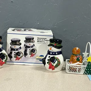 Christmas Salt and Pepper Shakers (T3)