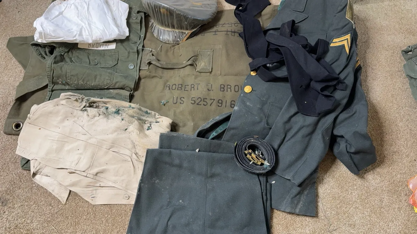 US Army Uniform Grouping, Robert J. Brown, S52579165