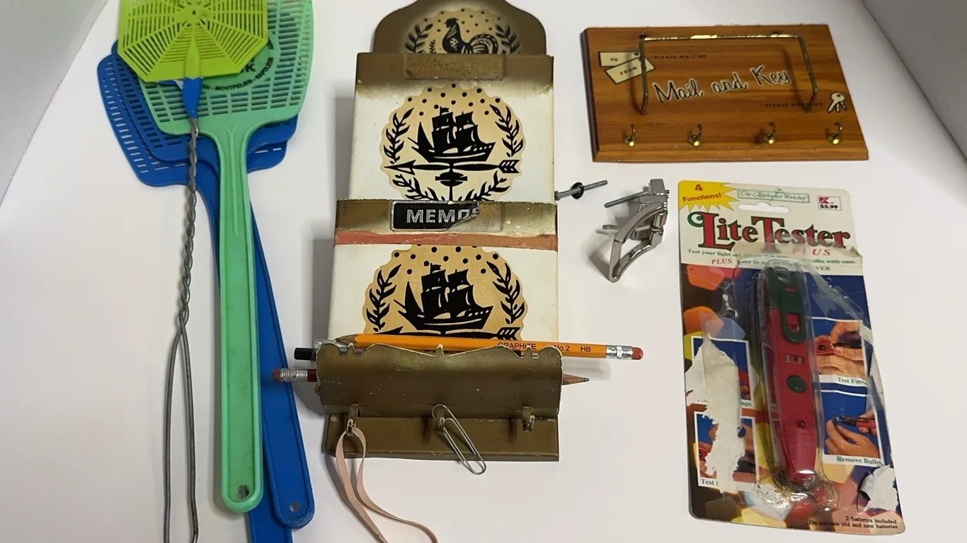 Lot: Memo Holders, Key Rack, Fly Swatters