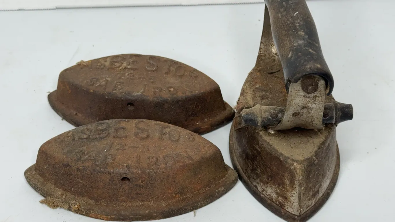 Asbestos Sad Iron With 2 Removable Inserts