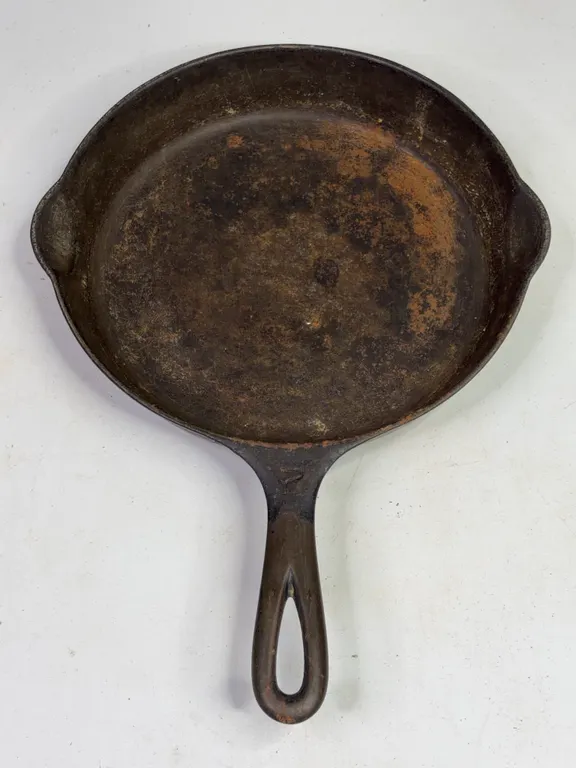 Victor Griswold Cast Iron Skillet No. 7