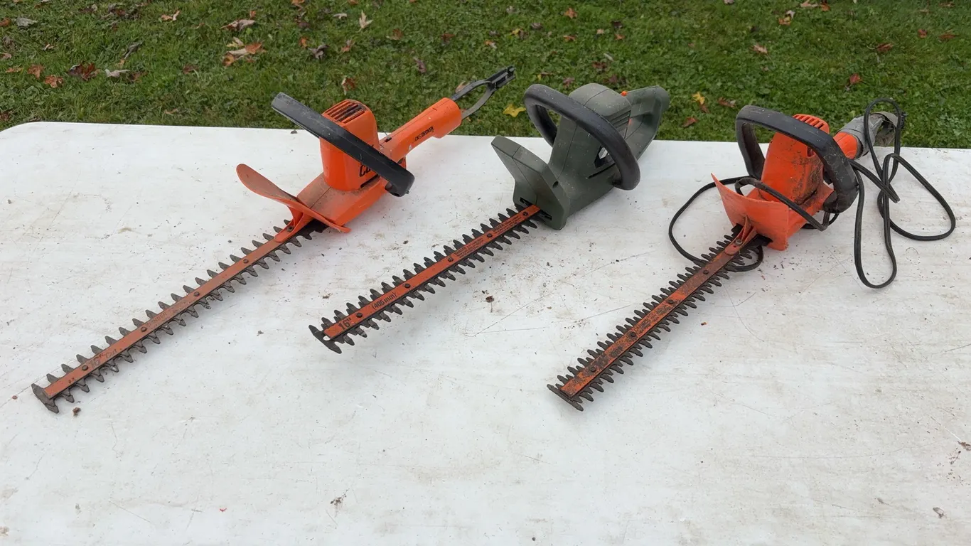 3 Black & Decker Electric Hedge Trimmers