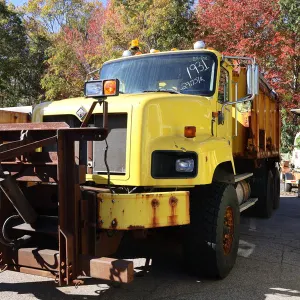 2004 International 5600i 10-Wheel Dump Truck (E#230188)