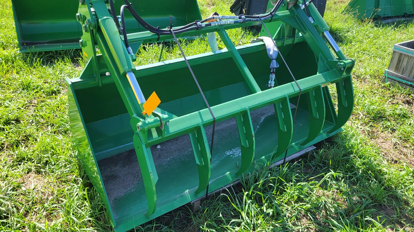 Unused John Deere Loader Bucket w/ Grapple - 73IN