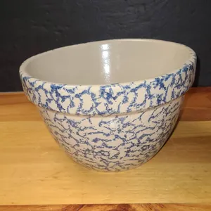 Roseville RRP Co Spongeware Bow 9" Ohio Blue White Glaze