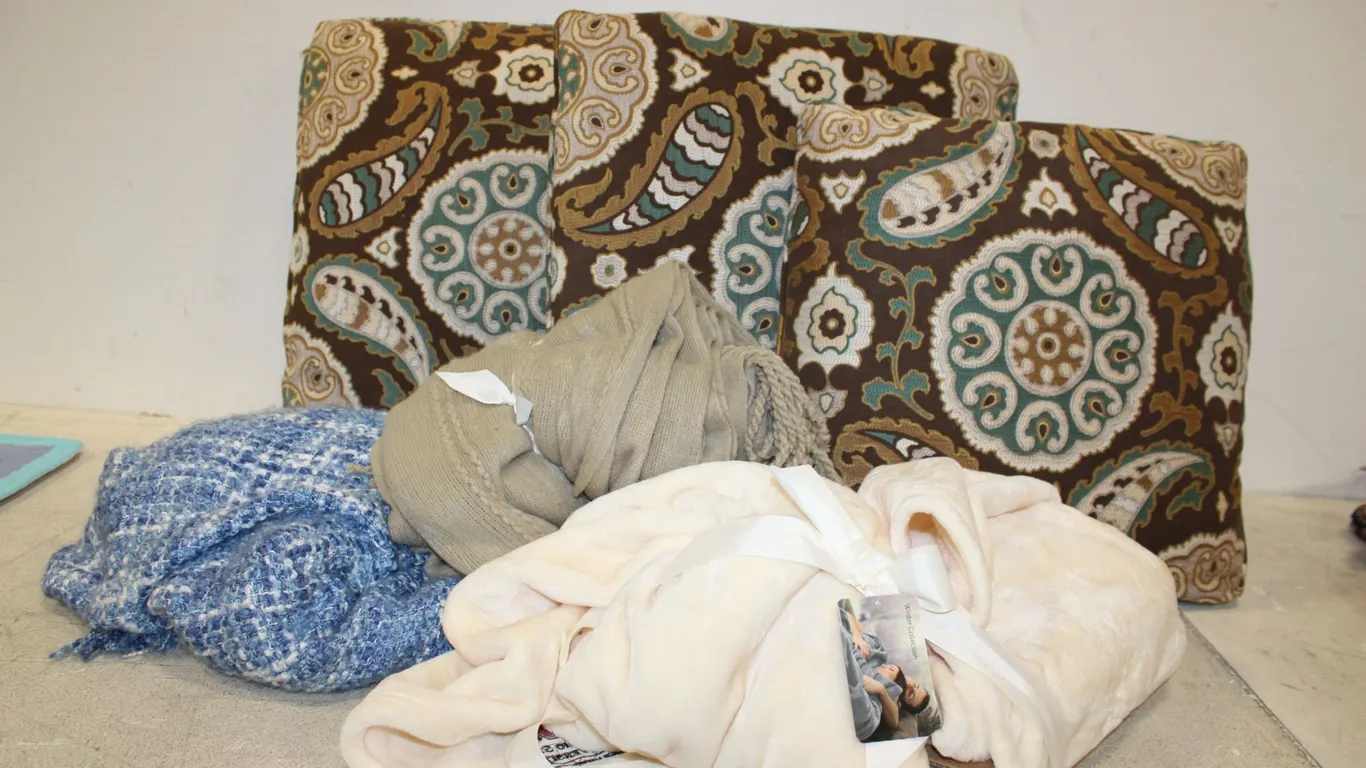 Pillows & Throws