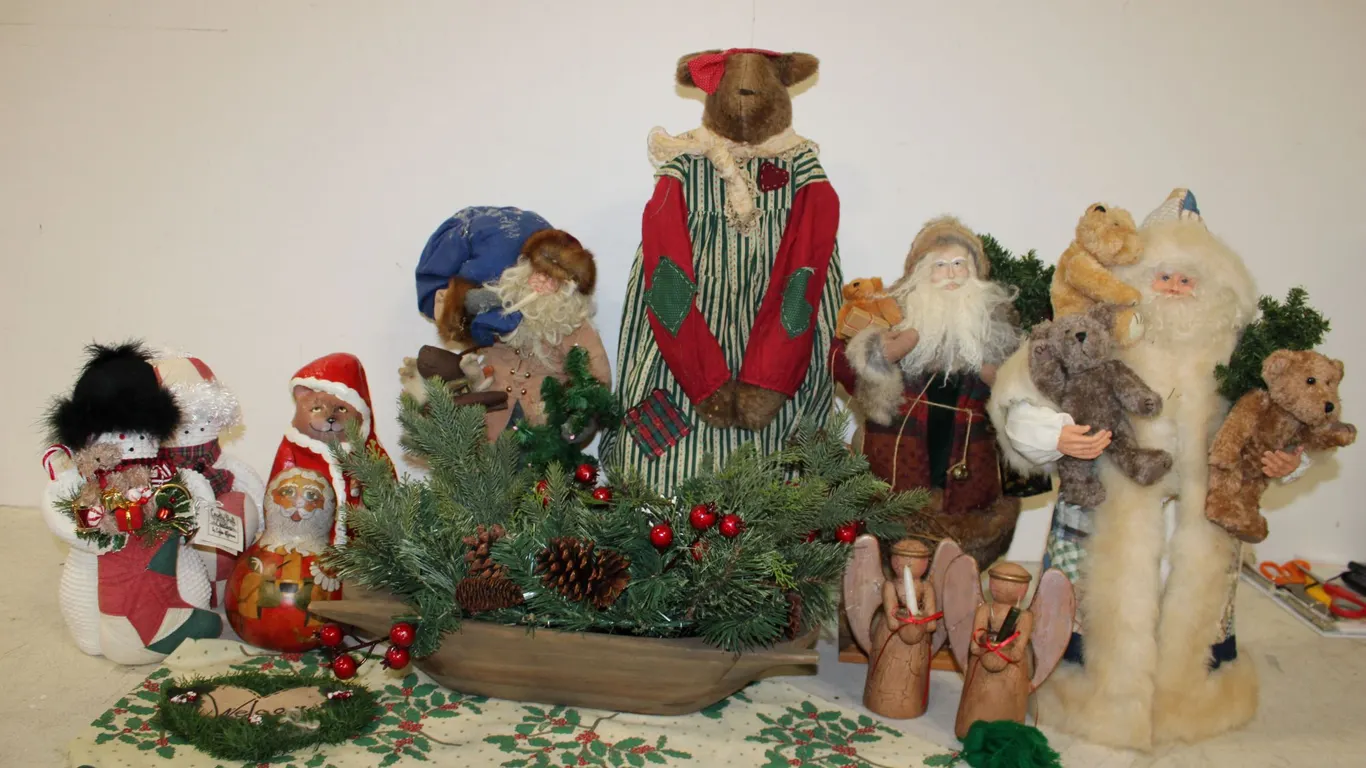 Christmas Santas & Décor