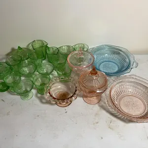 Large amount of green depression, some pink & (1) blue depression dish
