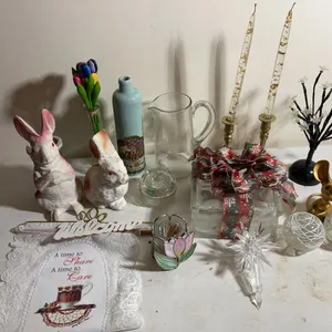 Box of decor including pitcher, vases & more