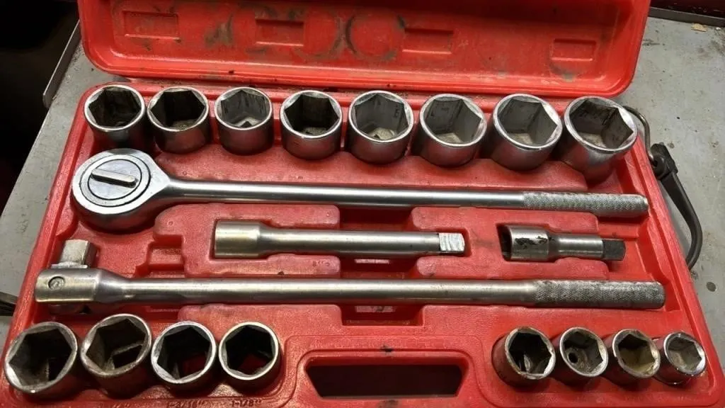 21 PC 3/4” Drive Socket Wrench Set. Broken Case.