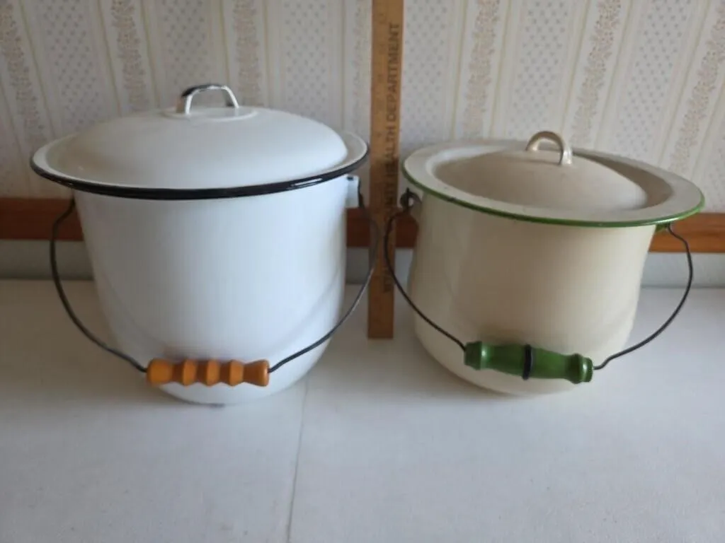 2 Chamber Pots