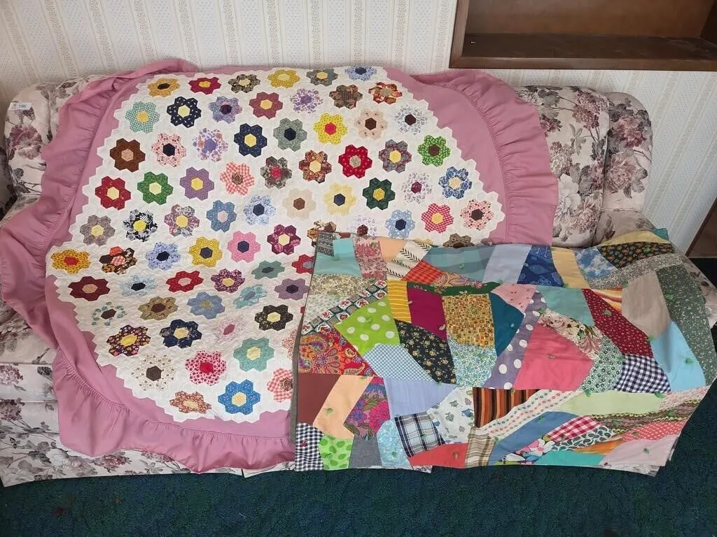 Round Quilted Table Cover and Tie Quilt