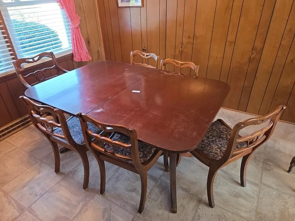 Phyfe Style Dining Room Table 42"x62" w/Tableclo