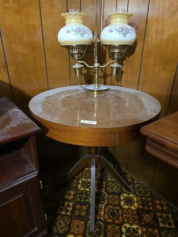 Round Table 26" w/drawer and Lamp