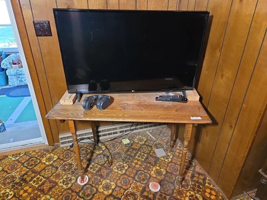 Sewing Table w/Flat Screen LG 42" TV