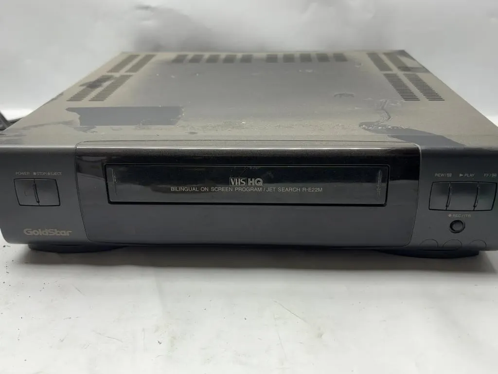 GoldStar VHS HQ VCR Model R-E22M