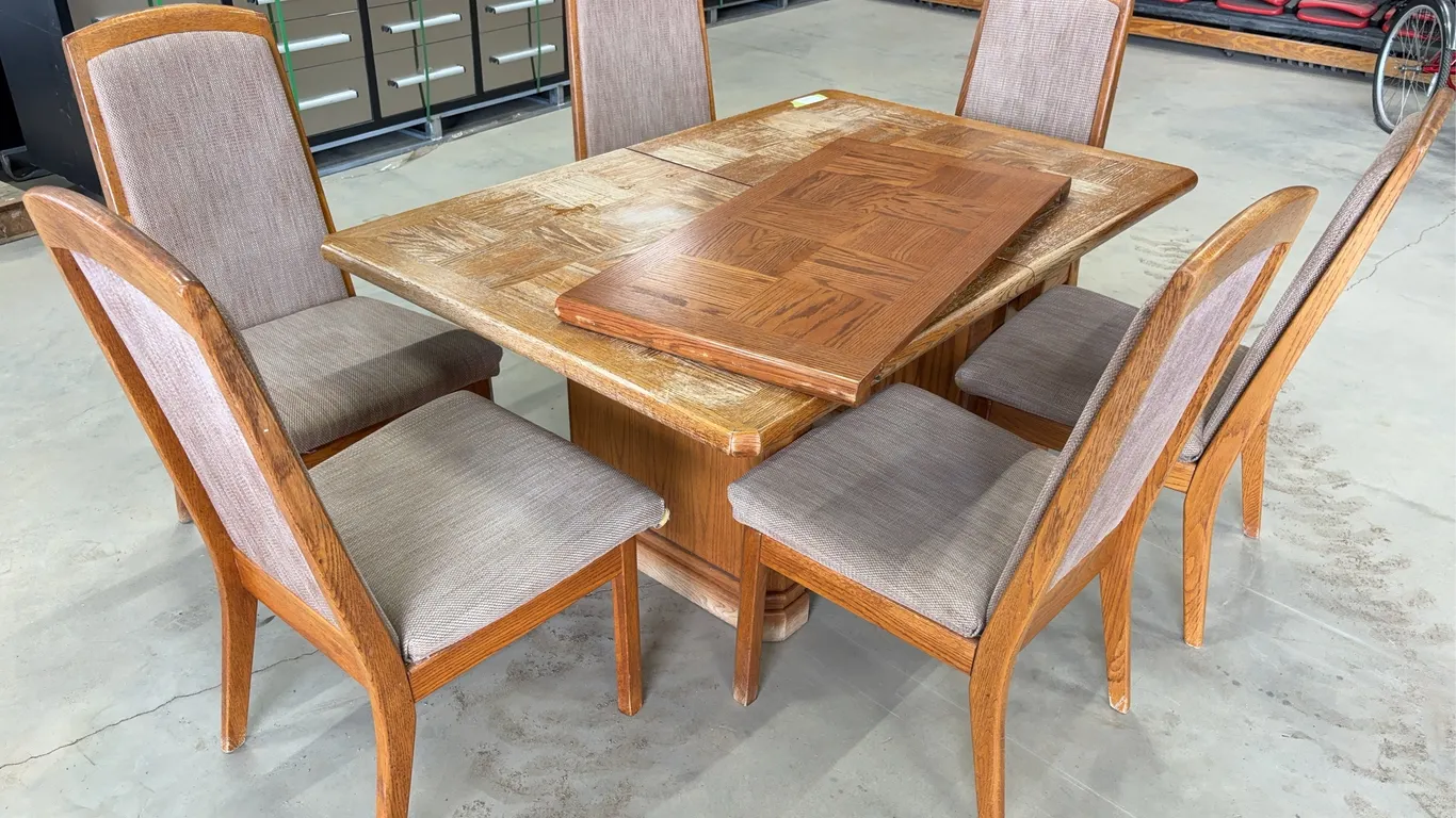 Dining Table W/ Leaf & Chairs