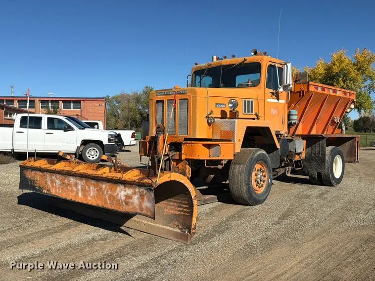 1982 International 5070 spreader truck