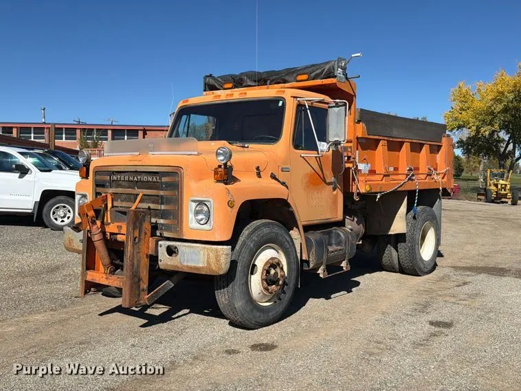 1983 International 1954 dump truck