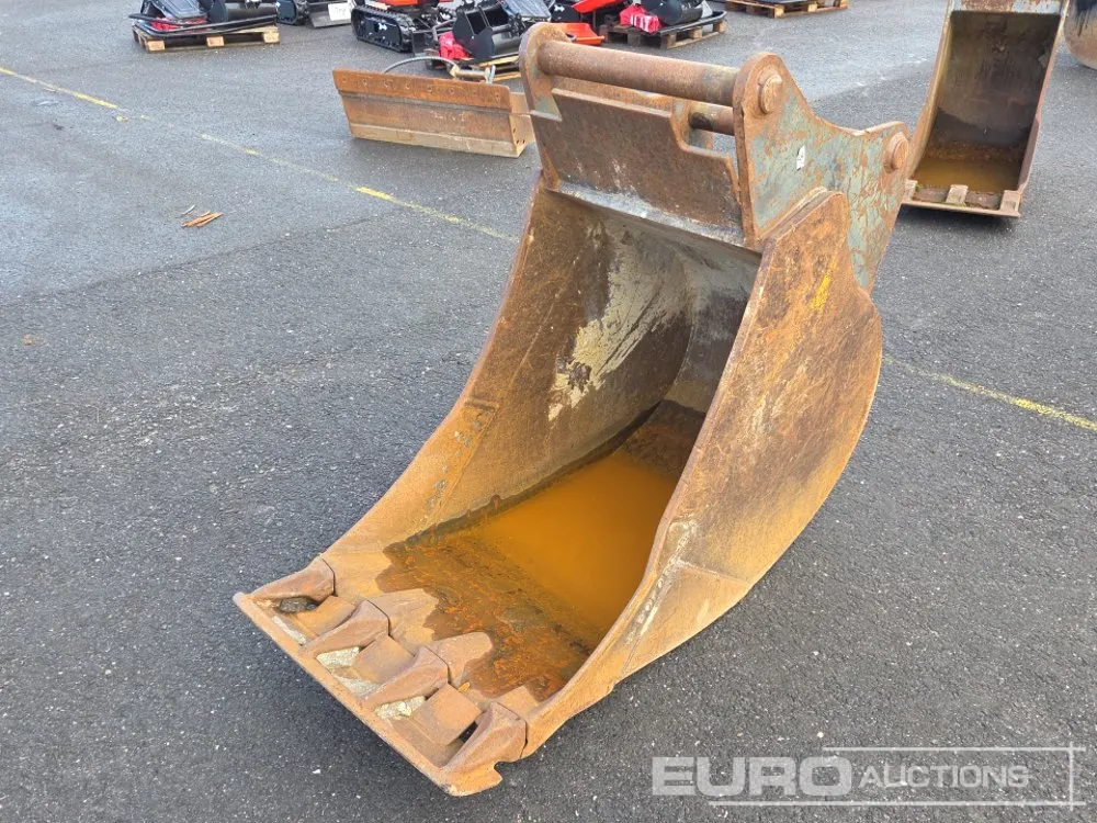 28" Digging Bucket to suit 70mm Pin